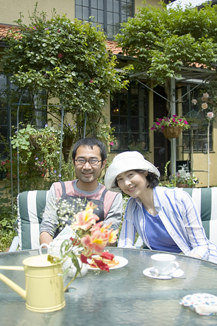 イラスト＆写真のストックフォトwaha（ワーハ）　人物、日本人、家族、夫婦、40代、50代、2人、屋外、家、庭　w2-8527b