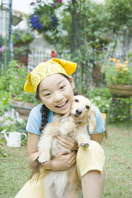 イラスト＆写真のストックフォトwaha（ワーハ）　人物、日本人、子供、女の子、1人、屋外、庭、ペット、犬、正面　w2-8540b