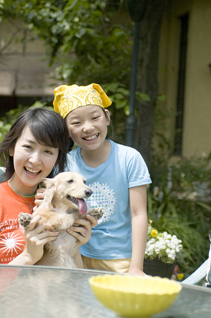 イラスト＆写真のストックフォトwaha（ワーハ）　人物、日本人、家族、親子、母、娘、女の子、2人、ペット、犬、屋外、庭、笑顔、笑顔、笑い、笑う、スマイル　w2-8544b