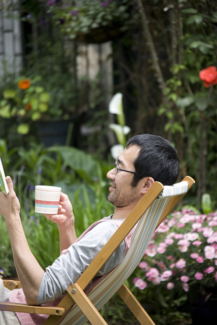 イラスト＆写真のストックフォトwaha（ワーハ）　人物、日本人、男性、40代、1人、屋外、庭、コーヒー　w2-8562b