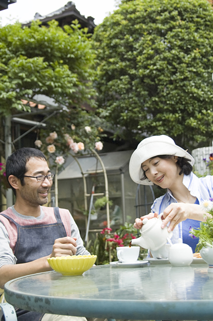 イラスト＆写真のストックフォトwaha（ワーハ）　人物、日本人、家族、夫婦、40代、2人、屋外、庭、紅茶　w2-8569b