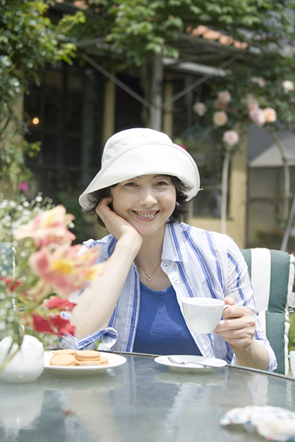 イラスト＆写真のストックフォトwaha（ワーハ）　人物、日本人、女性、50代、1人、屋外、庭、コーヒー　w2-8574b
