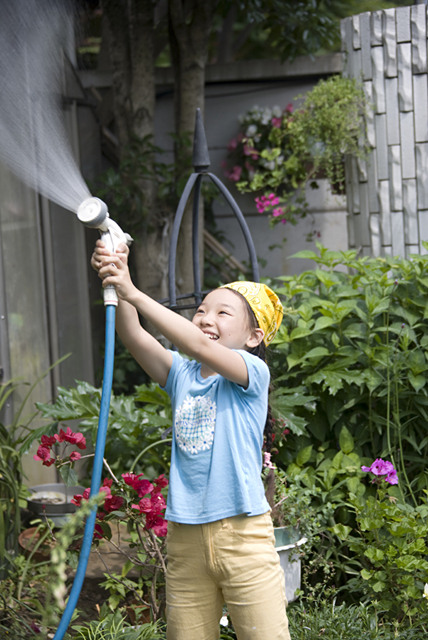 人物 日本人 子供 女の子 1人 屋外 庭 ガーデニング 水やり フォト作品紹介 イラスト 写真のストックフォトwaha ワーハ カンプデータは無料