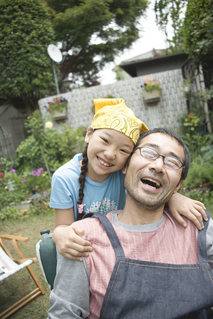 イラスト＆写真のストックフォトwaha（ワーハ）　人物、日本人、家族、親子、父、娘、2人、屋外、庭、コミュニケーション、笑顔、顔、笑顔、笑い、笑う、スマイル　w2-8612b
