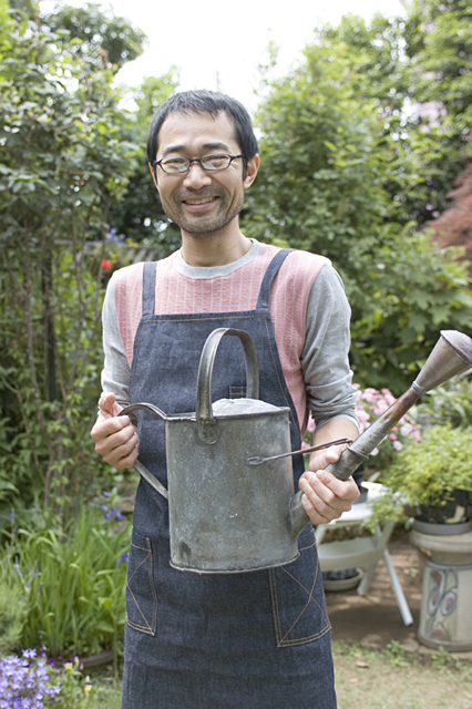 イラスト＆写真のストックフォトwaha（ワーハ）　人物、日本人、男性、40代、1人、屋外、庭、ガーデニング、ジョウロ、正面　w2-8617b