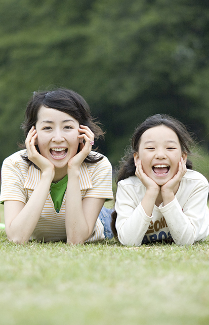 人物 日本人 家族 親子 母 娘 2人 屋外 公園 笑顔 楽しい 顔 正面 こども 子供 子ども 笑顔 笑い 笑う スマイル フォト作品紹介 イラスト 写真のストックフォトwaha ワーハ カンプデータは無料