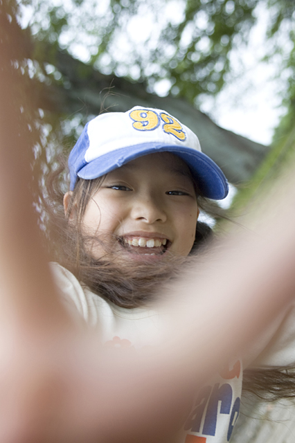 人物 日本人 女の子 1人 屋外 公園 ポーズ Vサイン 笑顔 顔 こども 子供 子ども 笑顔 笑い 笑う スマイル フォト作品紹介 イラスト 写真のストックフォトwaha ワーハ カンプデータは無料