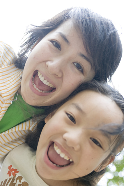 イラスト＆写真のストックフォトwaha（ワーハ）　人物、日本人、家族、親子、母、娘、女の子、2人、屋外、笑顔、顔、アップ、こども、子供、子ども、笑顔、笑い、笑う、スマイル　w2-8643b