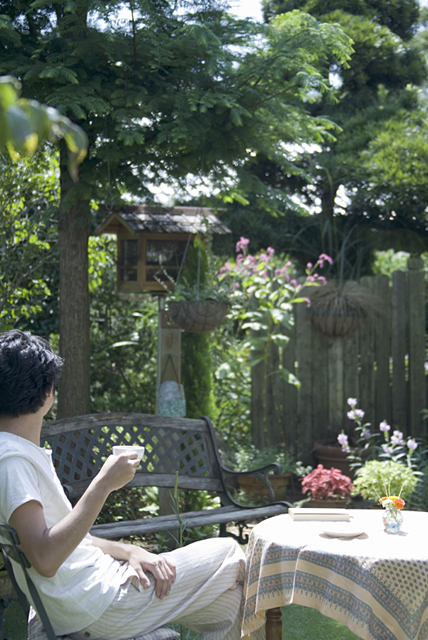 イラスト＆写真のストックフォトwaha（ワーハ）　人物、日本人、男性、30代、1人、屋外、家、庭、お茶　w2-8709b