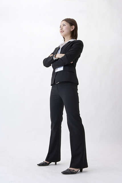 人物 日本人 女性 ビジネス ビジネスウーマン 代 30代 1人 ポーズ 腕組み 見上げる 白バック 全身 立つ 仕事 働く フォト作品紹介 イラスト 写真のストックフォトwaha ワーハ