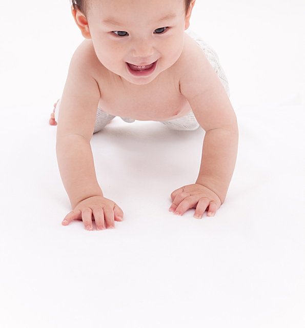 人物 日本人 赤ちゃん 1人 ハイハイ 笑顔 上半身 白バック 笑顔 笑い 笑う スマイル フォト作品紹介 イラスト 写真のストックフォトwaha ワーハ カンプデータは無料