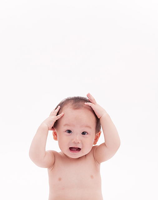 イラスト＆写真のストックフォトwaha（ワーハ）　人物、日本人、赤ちゃん、1人、上半身、困る、白バック　w2-9304b