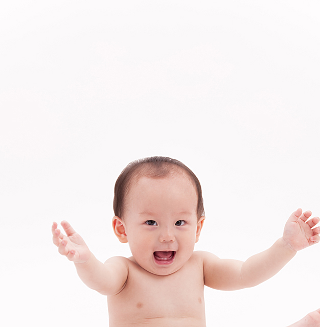 イラスト＆写真のストックフォトwaha（ワーハ）　人物、日本人、赤ちゃん、1人、上半身、笑顔、白バック、笑顔、笑い、笑う、スマイル　w2-9306b