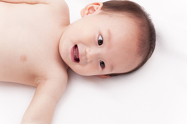 イラスト＆写真のストックフォトwaha（ワーハ）　人物、日本人、赤ちゃん、1人、上半身、笑顔、寝る、仰向け、白バック、笑顔、笑い、笑う、スマイル　w2-9307b