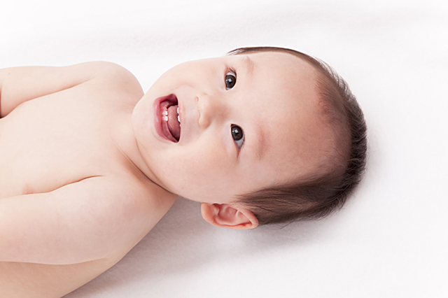 イラスト＆写真のストックフォトwaha（ワーハ）　人物、日本人、赤ちゃん、1人、上半身、笑顔、寝る、仰向け、白バック、笑顔、笑い、笑う、スマイル　w2-9308b