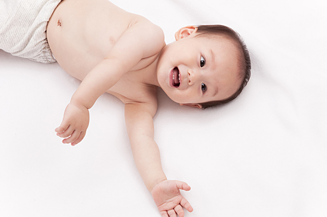人物 日本人 赤ちゃん 1人 上半身 笑顔 寝る 横向き 白バック 笑顔 笑い 笑う スマイル フォト作品紹介 イラスト 写真のストックフォトwaha ワーハ カンプデータは無料