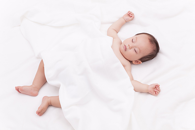 イラスト＆写真のストックフォトwaha（ワーハ）　人物、日本人、赤ちゃん、1人、寝る、仰向け、ふとん、タオルケット、白バック、寝る、睡眠、眠る、ねる、ねむる　w2-9310b
