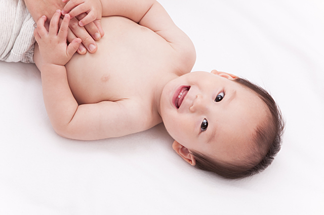 人物 日本人 赤ちゃん 1人 上半身 笑顔 寝る 仰向け 白バック 笑顔 笑い 笑う スマイル フォト作品紹介 イラスト 写真のストックフォトwaha ワーハ カンプデータは無料
