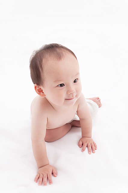 イラスト＆写真のストックフォトwaha（ワーハ）　人物、日本人、赤ちゃん、1人、ハイハイ、笑顔、上半身、白バック、笑顔、笑い、笑う、スマイル　w2-9314b
