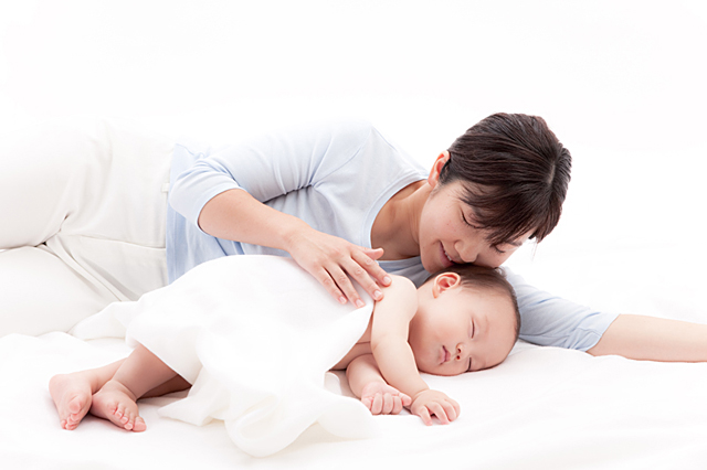 イラスト＆写真のストックフォトwaha（ワーハ）　人物、日本人、家族、親子、赤ちゃん、母、20代、30代、2人、寝る、寝顔、顔、寝顔、愛情、白バック、寝る、睡眠、眠る、ねる、ねむる　w2-9316b