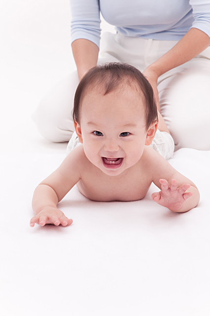 イラスト＆写真のストックフォトwaha（ワーハ）　人物、日本人、赤ちゃん、1人、上半身、笑顔、白バック、笑顔、笑い、笑う、スマイル　w2-9318b
