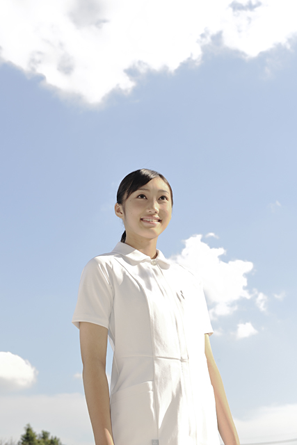 人物 女性 職業 医療 制服 屋外 病院 働く 笑顔 看護 看護婦 看護士 看護師 ナース 白衣 仕事 空 希望 やる気 夢 一人 フォト作品紹介 イラスト 写真のストックフォトwaha ワーハ カンプデータは無料