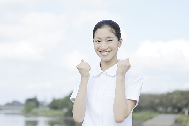 イラスト＆写真のストックフォトwaha（ワーハ）　人物、女性、職業、医療、制服、屋外、病院、働く、笑顔、看護、看護婦、看護士、看護師、ナース、白衣、仕事、ガッツポーズ、一人　w2-9458b