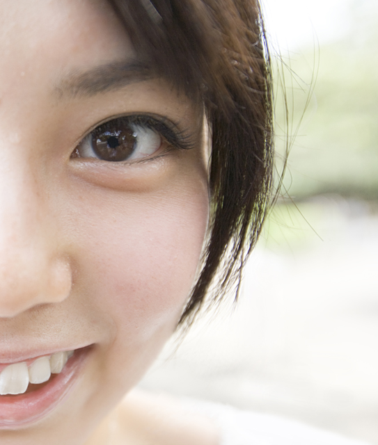 人物 日本人 女性 若者 代 屋外 顔 目 鼻 眼差し 見る アップ 正面 笑顔 笑い 笑う スマイル フォト作品紹介 イラスト 写真のストックフォトwaha ワーハ