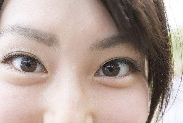 人物 日本人 女性 若者 代 屋外 顔 目 鼻 眼差し 見る アップ 正面 笑顔 笑い 笑う スマイル フォト作品紹介 イラスト 写真のストックフォトwaha ワーハ カンプデータは無料