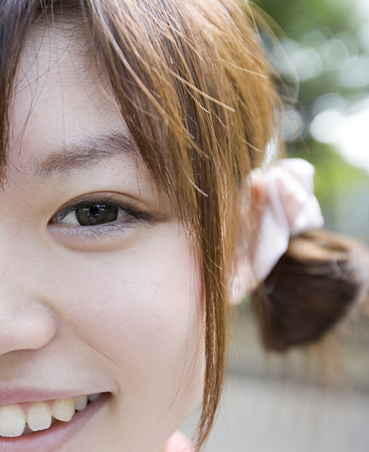 人物 女性 若者 代 屋外 顔 目 鼻 眼差し 見る アップ 正面 笑顔 笑い 笑う スマイル フォト作品紹介 イラスト 写真のストックフォトwaha ワーハ カンプデータは無料