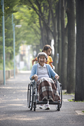 人物 日本人 女性 家族 祖母 孫 子供 女の子 シニア 2人 屋外 街 町 乗り物 車椅子 全身 正面 福祉 仕事 フォト作品紹介 イラスト 写真のストックフォトwaha ワーハ カンプデータは無料